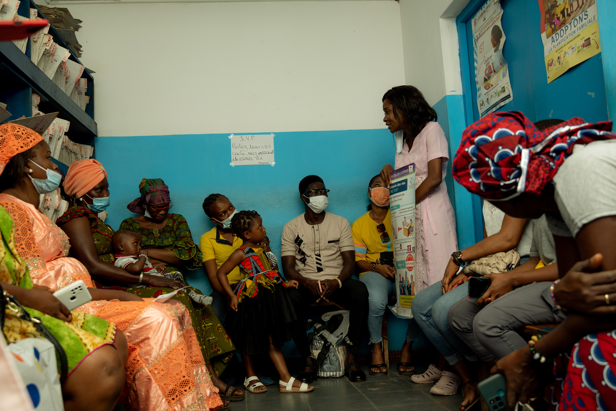 Salle d'attente d'un centre de santé en Côte d'Ivoire