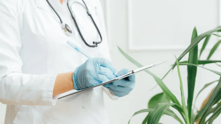 Médecin écrivant sur une feuille de papier