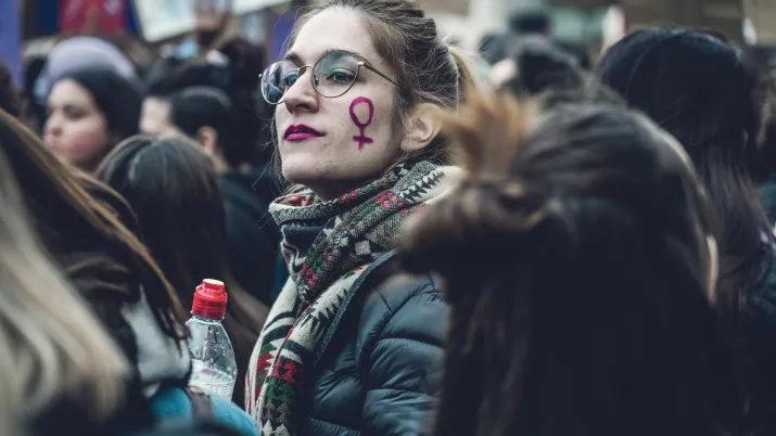 Femme en manifestation