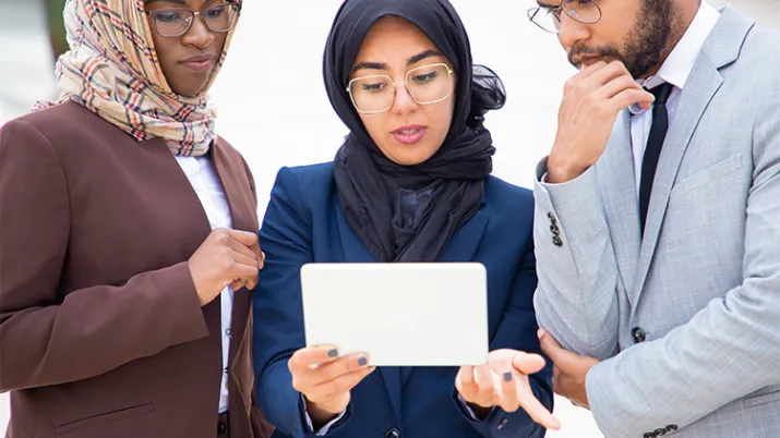 Groupe d'entrepreneurs au travail (c)pch.vector sur Freepik