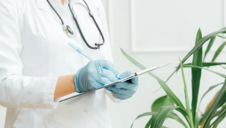 Médecin écrivant sur une feuille de papier