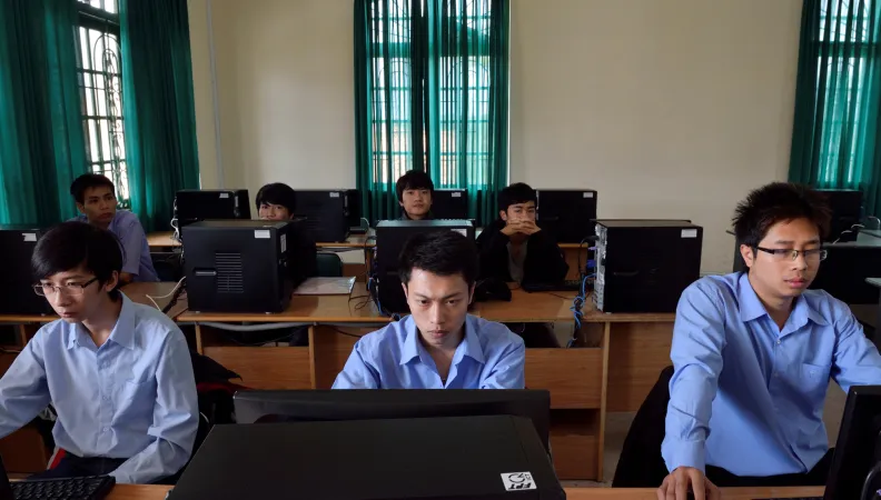 Etudiants en formation professionnelle derrière leur ordinateur au Vietnam