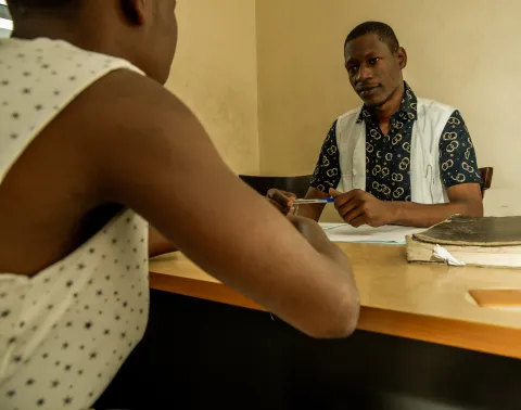 Discussion dans un bureau administratif en Côte d'Ivoire